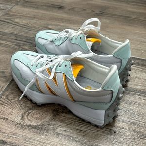 New Balance size 7 327 EUC